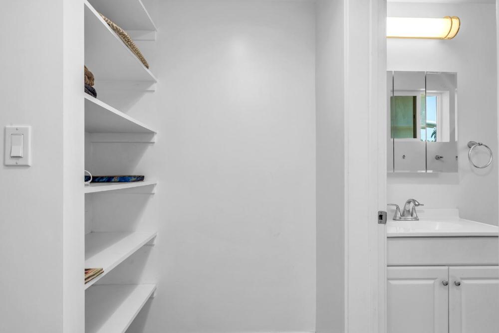 Sleek Loft Apartment with AC & gated Parking space In Hollywood